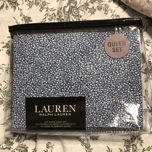 One cotton flat sheet ( that’s not a set , selling one flat sheet only)